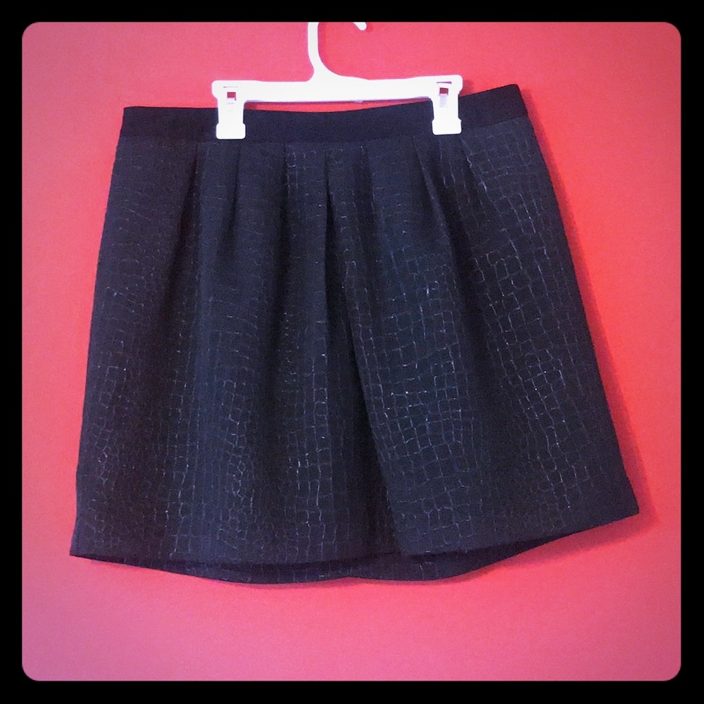 TEXTURED BLACK SKIRT